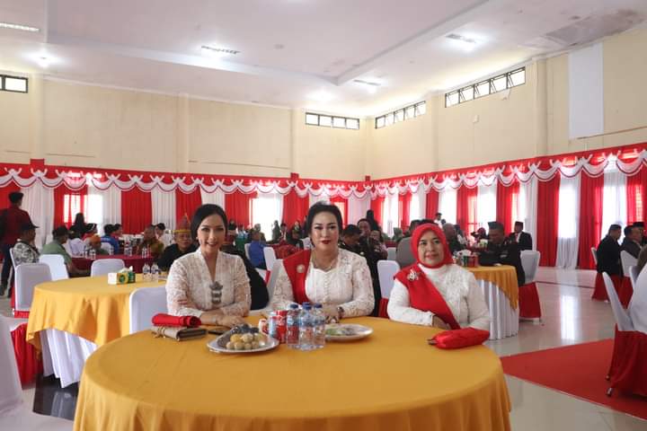 Pemkab Pakpak Bharat dan masyarakat Nobar Upacara Detik-Detik Proklamasi