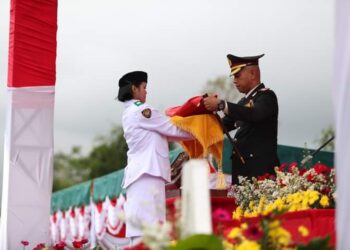 Cuaca Mendung Tak Diurutkan Semangat Paskibra Pakpak Bharat pada Upacara Penurunan Bendera 
