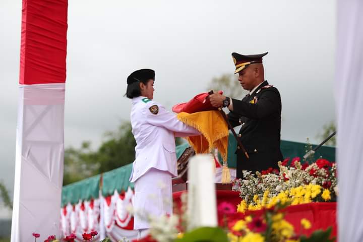 Cuaca Mendung Tak Diurutkan Semangat Paskibra Pakpak Bharat pada Upacara Penurunan Bendera 