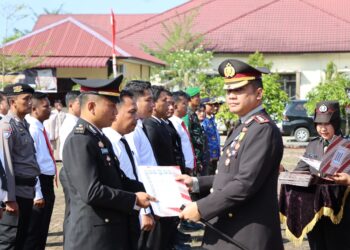 HUT RI Ke 79, Kapolres Tapteng Berikan Penghargaan Kepada Personil Berprestasi