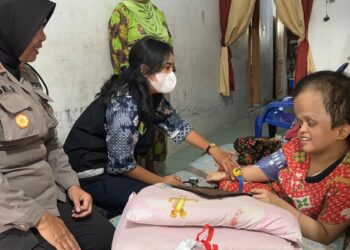 Polwan Polres Pematangsiantar Kunjungi Penderita Hidrosefalus, Sambut Hari Jadi Polwan ke–76