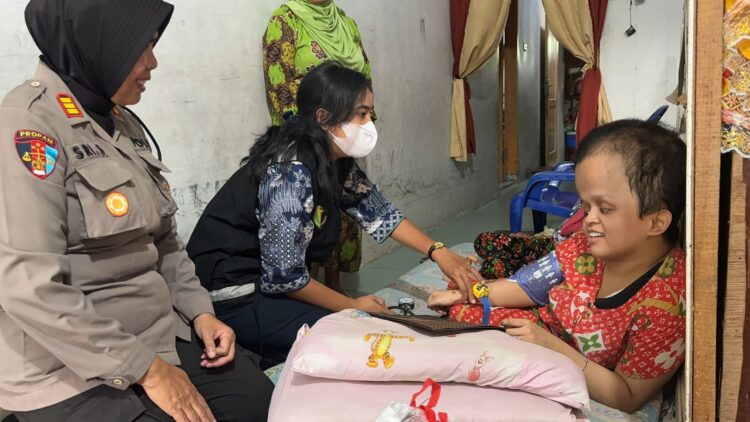 Polwan Polres Pematangsiantar Kunjungi Penderita Hidrosefalus, Sambut Hari Jadi Polwan ke–76