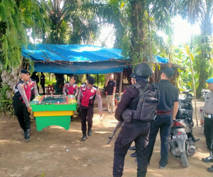 Personil Batalyon A Pelopor Sat Brimob Polda Sumut Grebek Kampung Narkoba di Medan Tuntungan