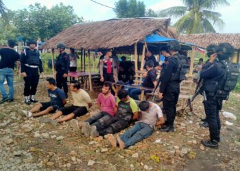 Grebek Kampung Narkoba, Personil Batalyon A Pelopor Sat Brimob Polda Sumut Amankan 5 Tersangka