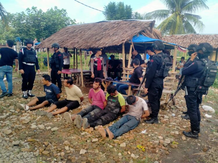 Grebek Kampung Narkoba, Personil Batalyon A Pelopor Sat Brimob Polda Sumut Amankan 5 Tersangka