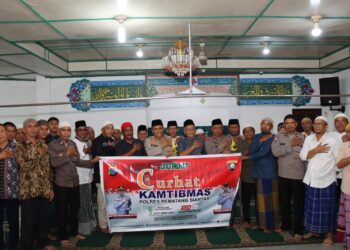 Kapolres Pematangsiantar Sampaikan Pesan Kamtibmas Saat Sholat Jumat Berjamaah Di Masjid Taqwa Pamatang