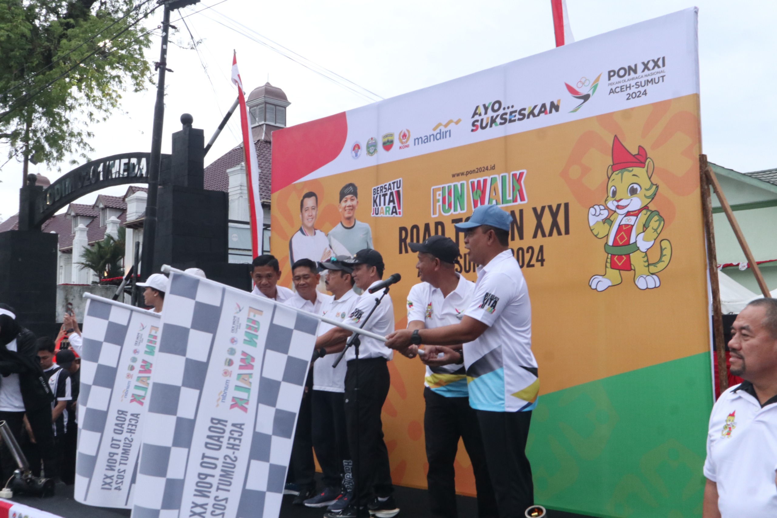 Personil Sat Brimob Polda Sumut Ikut Meriahkan Jalan Sehat Road To PON XXI Aceh-Sumut 2024 Personil Sat Brimob Polda Sumut Ikut Meriahkan Jalan Sehat Road To PON XXI Aceh-Sumut 2024