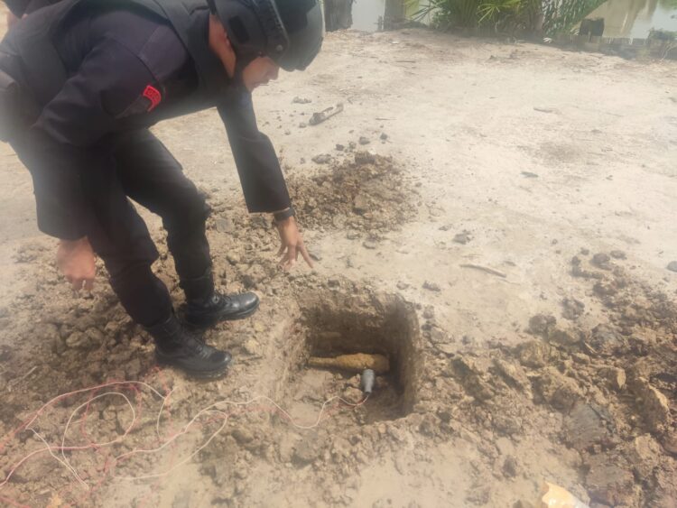 Tim Jibom Sat Brimob Polda Sumut Back Up Polres Langkat untuk Pengamanan dan Disposal Bom Militer Jenis Mortir