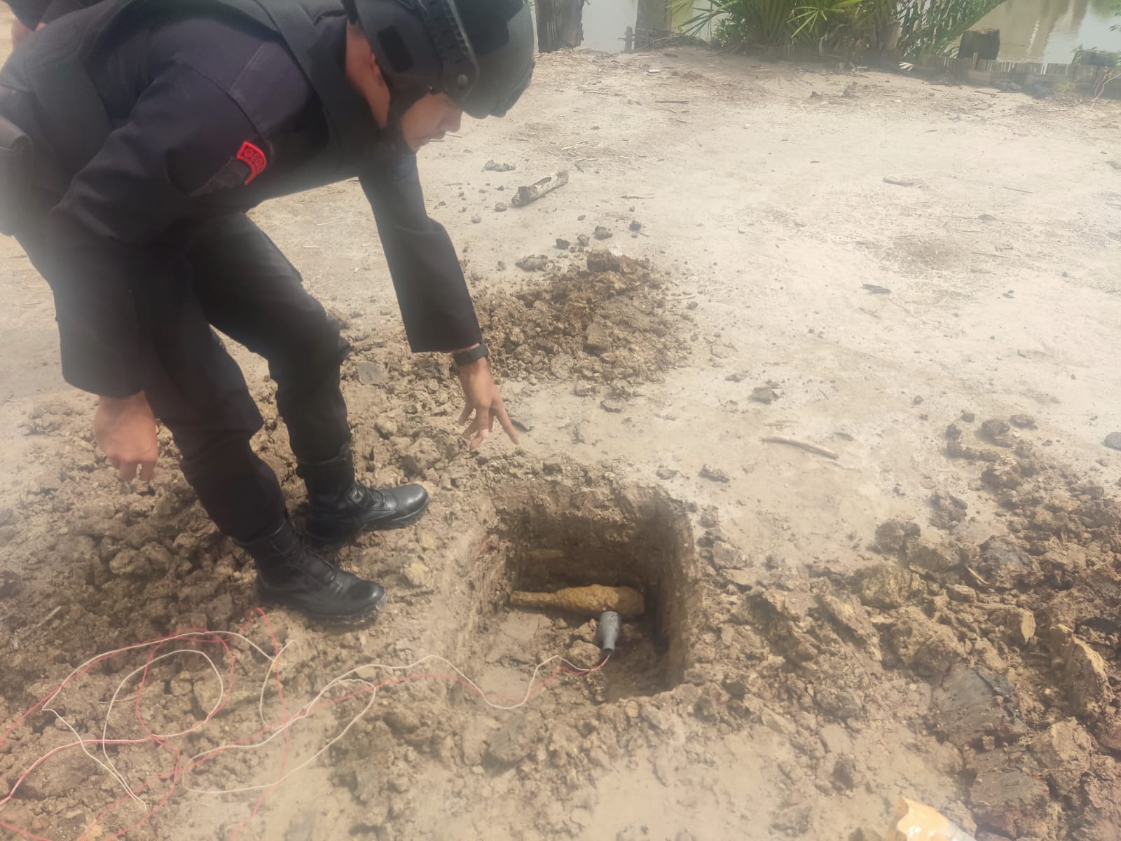 Tim Jibom Sat Brimob Polda Sumut Back Up Polres Langkat untuk Pengamanan dan Disposal Bom Militer Jenis Mortir Tim Jibom Sat Brimob Polda Sumut Back Up Polres Langkat untuk Pengamanan dan Disposal Bom Militer Jenis Mortir
