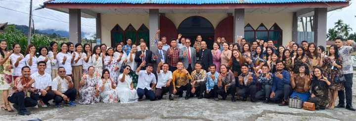 Bupati Berangkatkan Tim Pakpak Bharat Choir Menuju Balige 