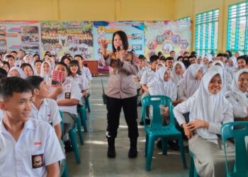 Polwan Polres Pematangsiantar Laksanakan Police Woman Goes To School 