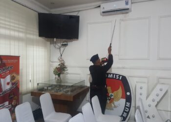 Personil Detasemen Gegana Sat Brimob Polda Sumut Lakukan Sterilisasi di KPU Sumut Jelang Pendaftaran Calon Gubernur dan Wakil Gubernur