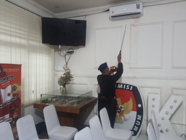Personil Detasemen Gegana Sat Brimob Polda Sumut Lakukan Sterilisasi di KPU Sumut Jelang Pendaftaran Calon Gubernur dan Wakil Gubernur