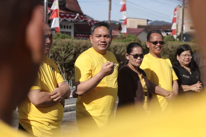 Bupati Pakpak Bharat Melepas Keberangkatan Tim Paduan Suara "Pakpak Bharat Choir" Bupati Pakpak Bharat Melepas Keberangkatan Tim Paduan Suara "Pakpak Bharat Choir"
