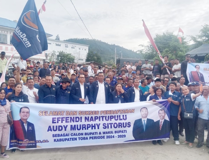 Ribuan Pendukung Calon Bupati-wakil Bupati Toba Effendi - Murphy Hantarkan Mendaftar ke KPU Ribuan Pendukung Calon Bupati-wakil Bupati Toba Effendi - Murphy Hantarkan Mendaftar ke KPU