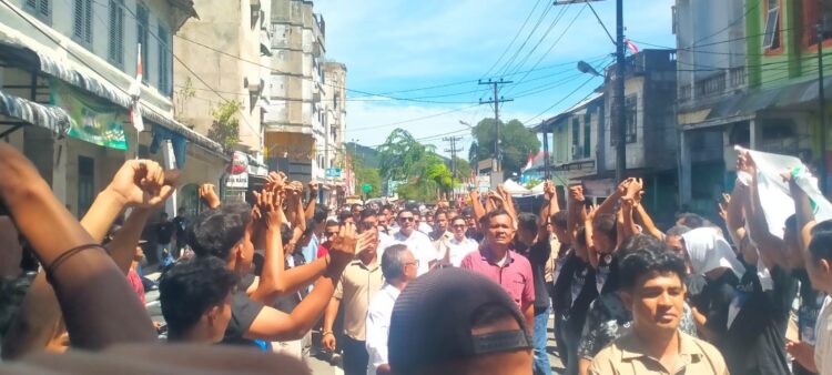 Warga Sibolga Antusias Menghantarkan Paslon M Fadhil Thoib Hutagalung Dan Marojahan Panjaitan Mendaftar Ke KPU 