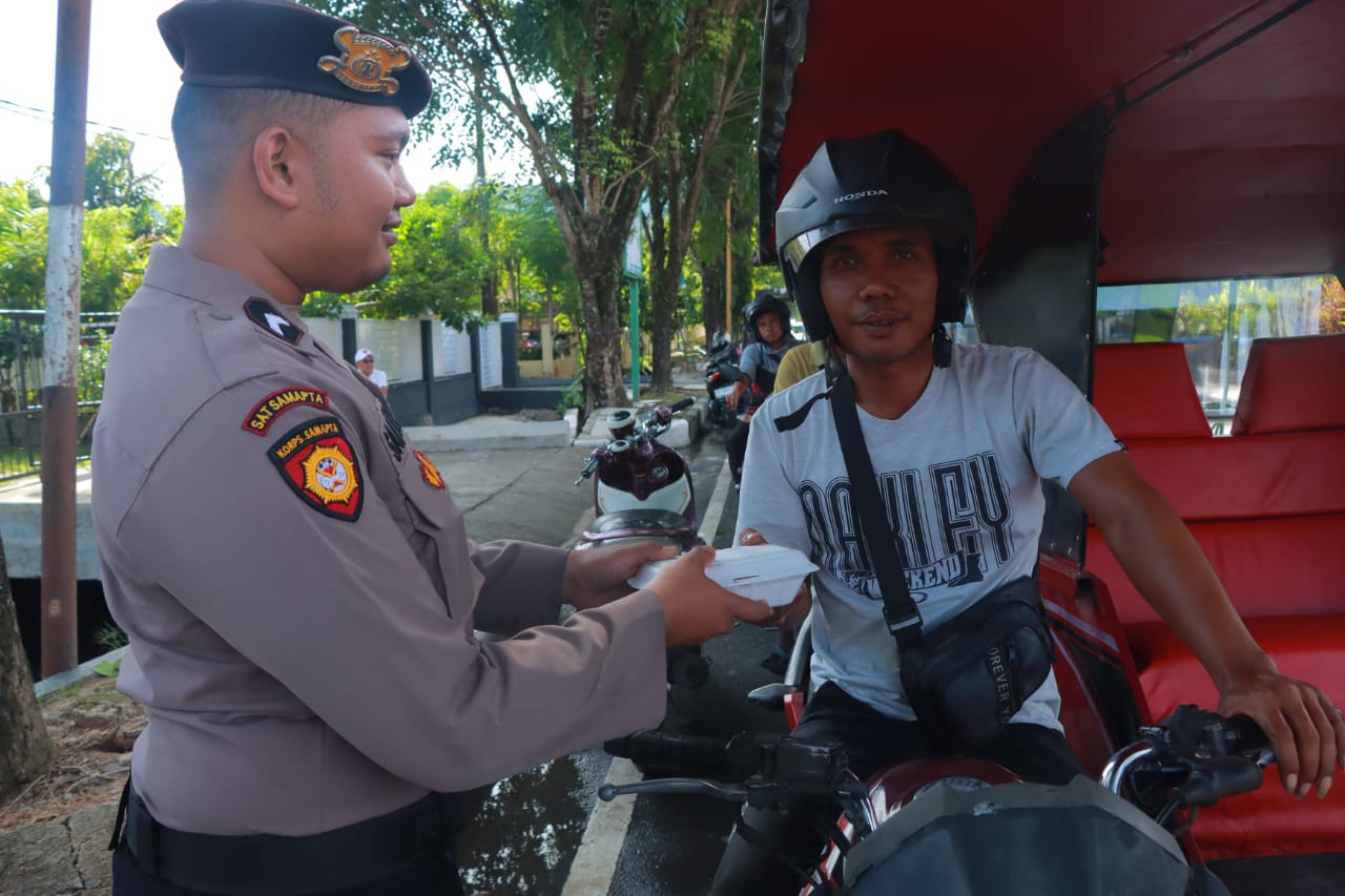 Polres Sibolga Peduli Dengan Warga Bagikan Nasi Di Jumat Berkah