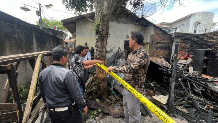 Kebakaran Rumah di Jalan Madura Bawah, Polsek Siantar Barat Olah TKP