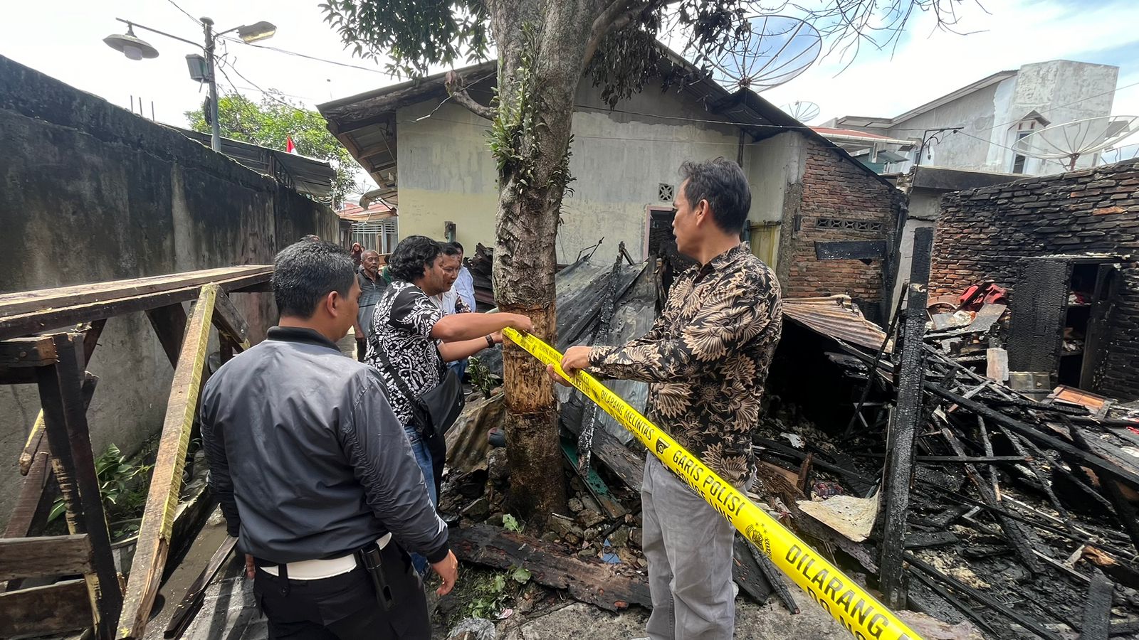 Kebakaran Rumah di Jalan Madura Bawah, Polsek Siantar Barat Olah TKP Kebakaran Rumah di Jalan Madura Bawah, Polsek Siantar Barat Olah TKP