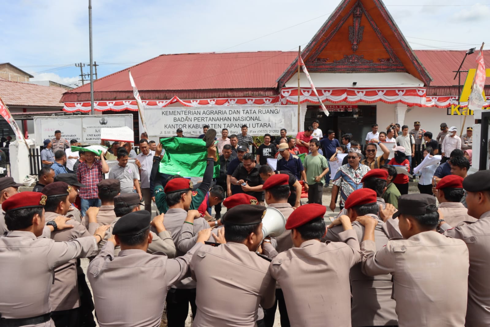 Aksi Unjuk Rasa di Kantor KPUD Taput Berhasil Kendalikan Dalmas Polres Taput