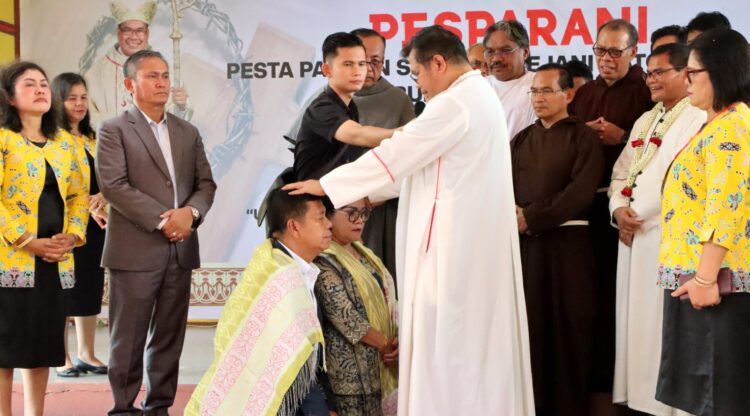 Uskup Agung Medan Beri Pemberkatan Kepada Bupati Simalungun Radiapoh Sinaga Dalam Menjalankan Tugas Pemerintahan