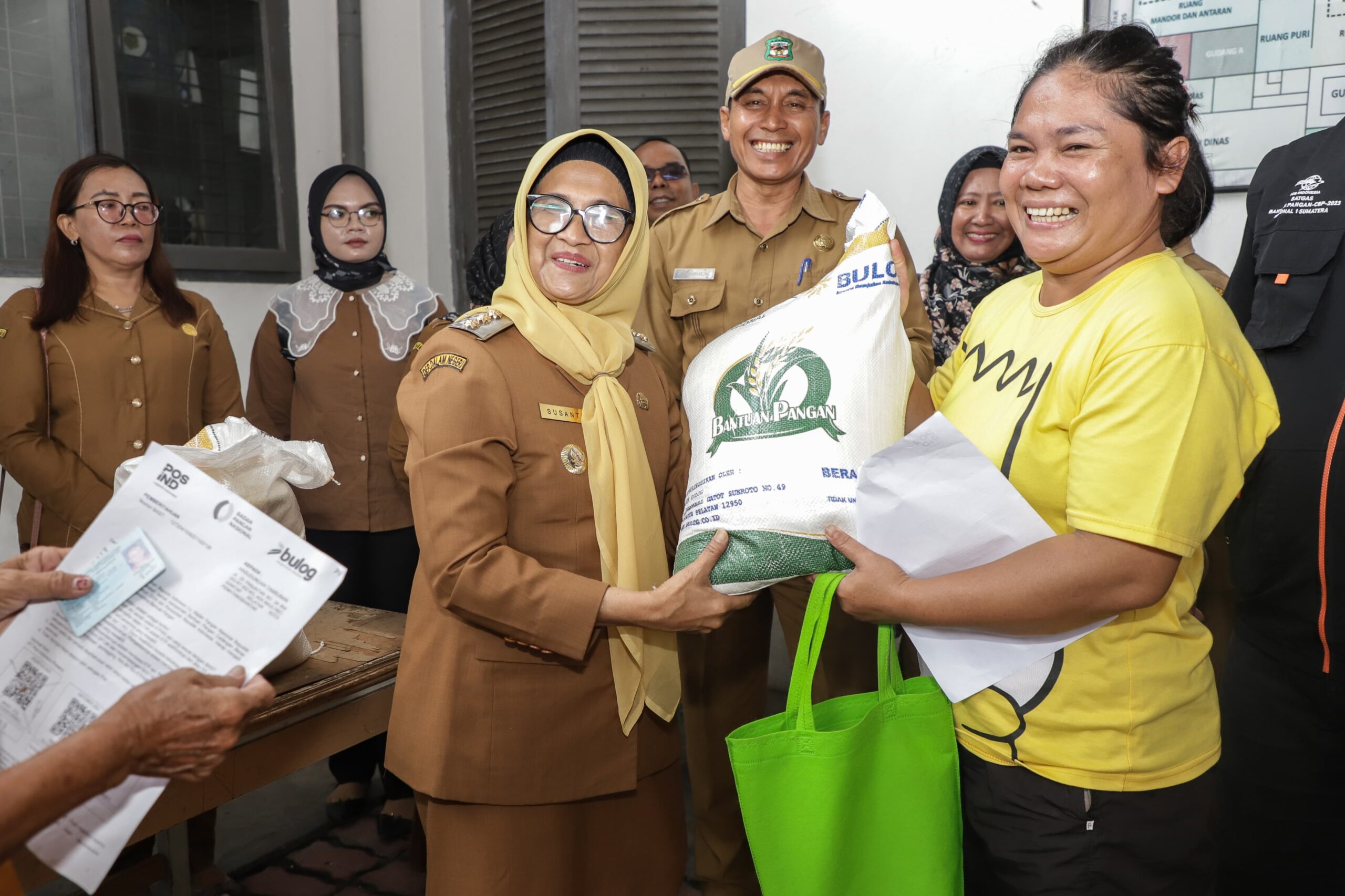 Wali Kota Pematangsiantar Memonitoring Dan menyerahkan Secara simbolis Bantuan Pangan CBP Tahap III Tahun 2024 Wali Kota Pematangsiantar Memonitoring Dan menyerahkan Secara simbolis Bantuan Pangan CBP Tahap III Tahun 2024