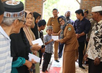 Wali Kota Pematangsiantar Menyerahkan Santunan Kepada 40 Kaum Dhuafa dan Anak Yatim Di Kecamatan Siantar Sitalasari
