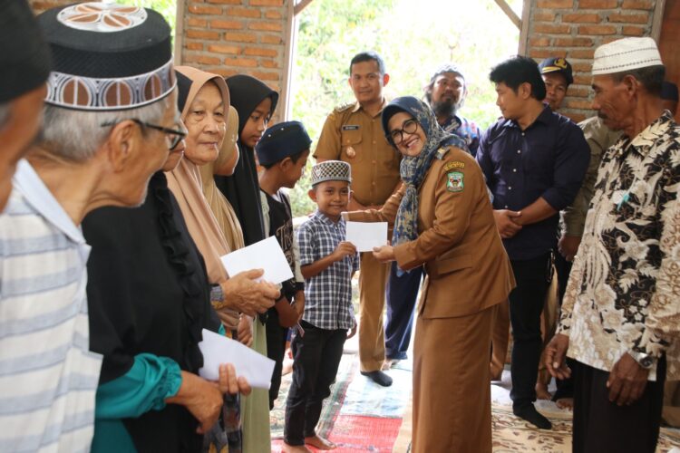 Wali Kota Pematangsiantar Menyerahkan Santunan Kepada 40 Kaum Dhuafa dan Anak Yatim Di Kecamatan Siantar Sitalasari