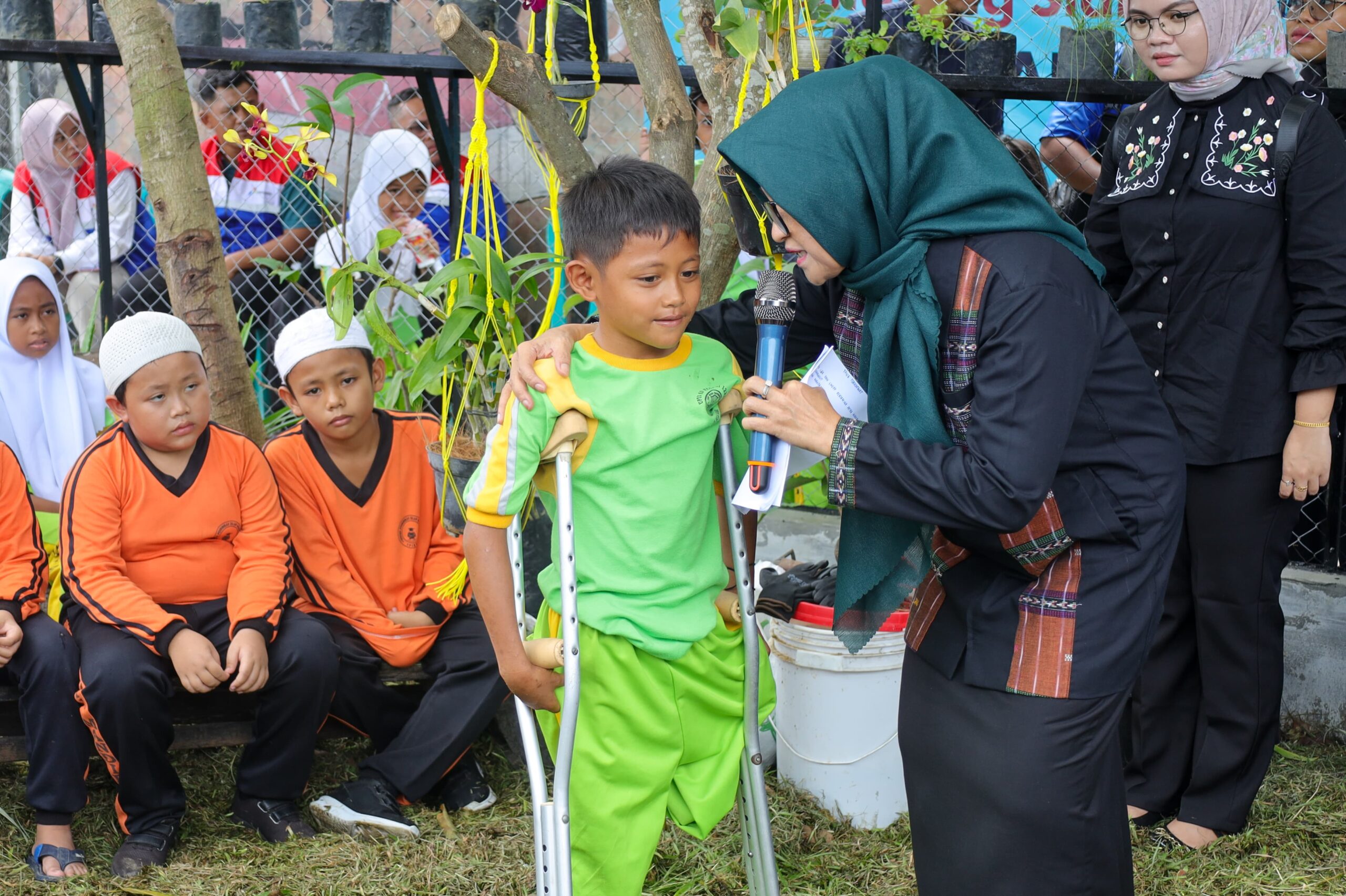 Wali Kota Pematangsiantar Rangkul Bocah Korban Tertimpa Nisan di Pemakaman Tionghoa Wali Kota Pematangsiantar Rangkul Bocah Korban Tertimpa Nisan di Pemakaman Tionghoa