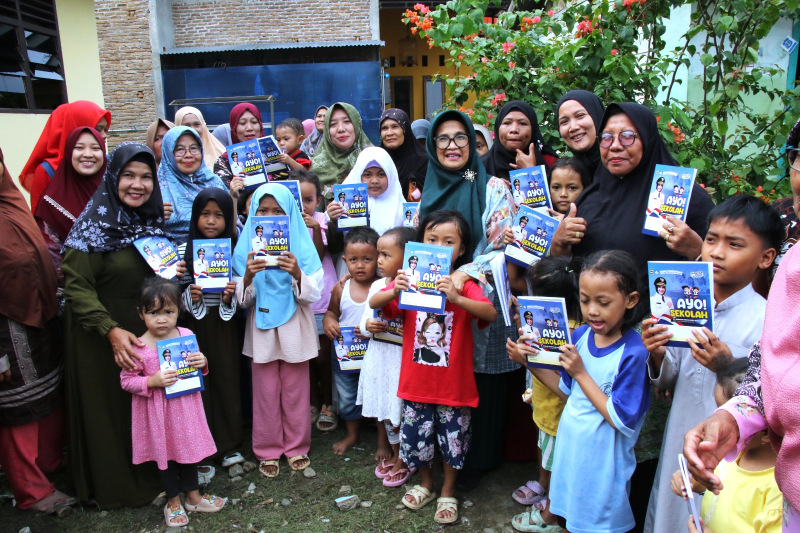 Wali Kota Pematangsiantar Bagikan Alat Tulis Bagi Anak Perwiridan di Jalan Rakutta Sembiring Wali Kota Pematangsiantar Bagikan Alat Tulis Bagi Anak Perwiridan di Jalan Rakutta Sembiring