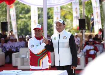 Bupati Pakpak Bharat Franc Tumanggor  Pimpin Upacara Penyerahan Kirab Api PON ke-XXI Tahun 2024