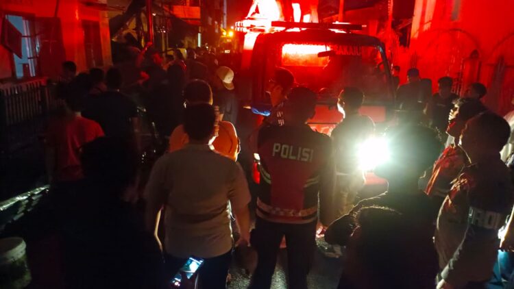 7 Rumah di Pasar Belakang Ludes Dilalap Si jago Merah, Polres Sibolga Sigap Bantu Korban