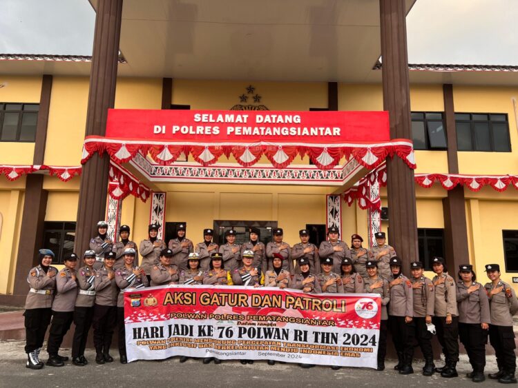 Hari Jadi ke 76, Polwan Polres Pematangsiantar Bagikan Bunga Dan Coklat Saat Gatur Lalin