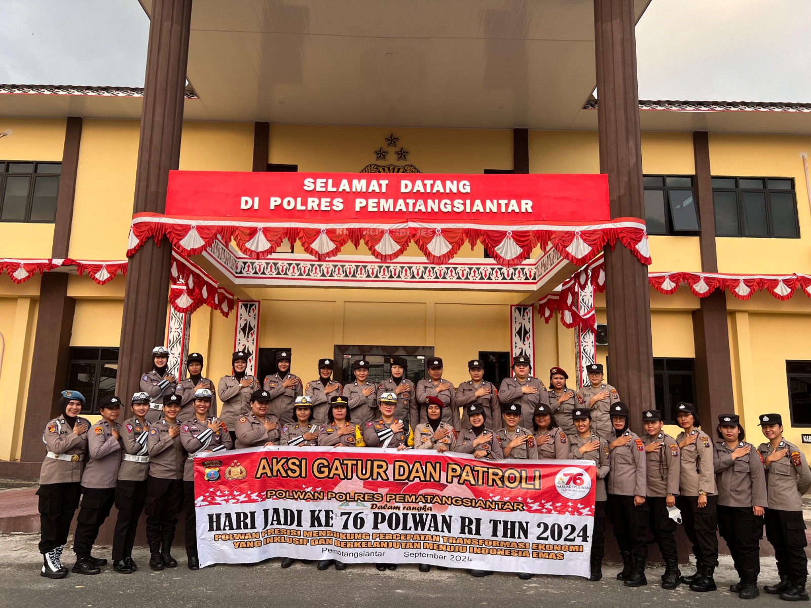 Hari Jadi ke 76, Polwan Polres Pematangsiantar Bagikan Bunga Dan Coklat Saat Gatur Lalin