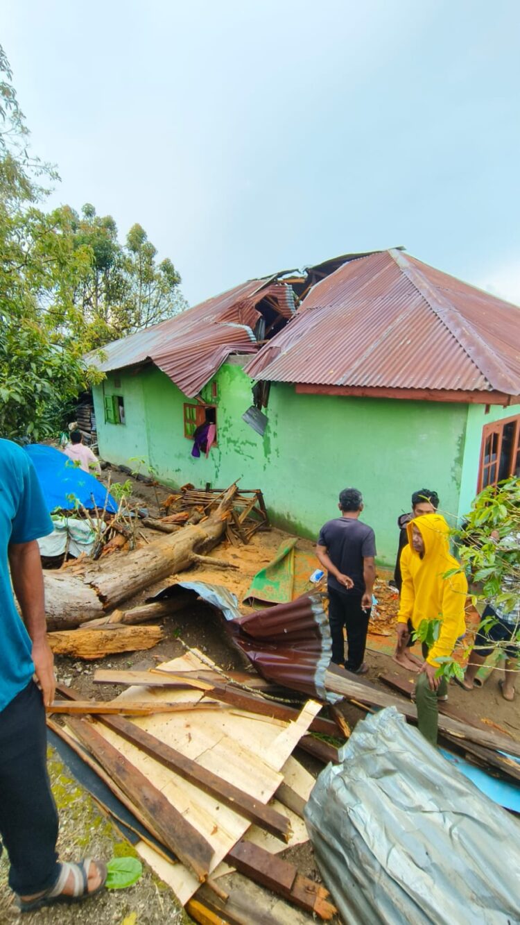 Hujan Deras Disertai Angin Puting Beliung di Taput, 8 Rumah Rusak dan 1 Meninggal Dunia 