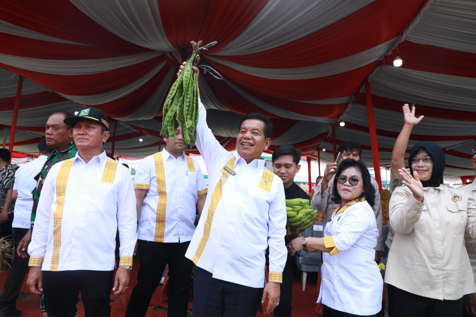Bupati Simalungun Radiapoh Sinaga Promosi Hasil Pertanian Melalui Pasar Tani Bazar Pangan Bupati Simalungun Radiapoh Sinaga Promosi Hasil Pertanian Melalui Pasar Tani Bazar Pangan