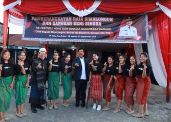Bupati Simalungun Radiapoh Berangkatkan Hasusuran Kerajaan Simalungun dan Sanggar Seni Sihoda Ke Festival Adat Dan Budaya Nusantara di Kota Padang