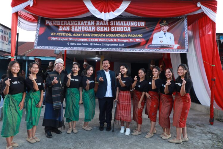Bupati Simalungun Radiapoh Berangkatkan Hasusuran Kerajaan Simalungun dan Sanggar Seni Sihoda Ke Festival Adat Dan Budaya Nusantara di Kota Padang