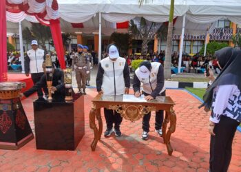 Personil Sat Brimob Polda Sumut Kawal dan Bawa Obor Api PON XXI ACEH-SUMUT 2024 Dalam Upacara Serah Terima dan Pemberangkatan