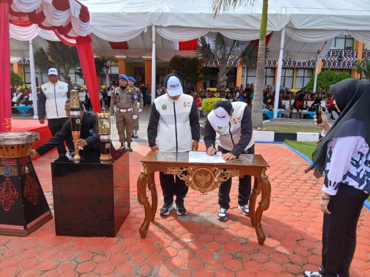Personil Sat Brimob Polda Sumut Kawal dan Bawa Obor Api PON XXI ACEH-SUMUT 2024 Dalam Upacara Serah Terima dan Pemberangkatan