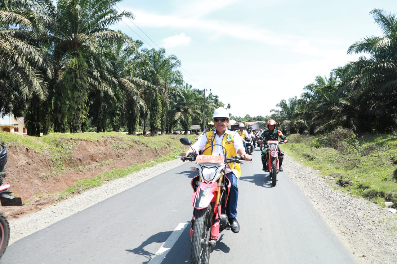 Warga Silou Kahean : "Terimakasih Pak Bupati Simalungun Radiapoh Hasiholan Sinaga, Jalan Kami Sudah Bagus" Warga Silou Kahean : "Terimakasih Pak Bupati Simalungun Radiapoh Hasiholan Sinaga, Jalan Kami Sudah Bagus"