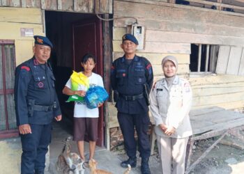 Jum'at Berkah, Personil Den Gegana Sat Brimob Polda Sumut Bagikan Sembako Bagi Warga Kurang Mampu