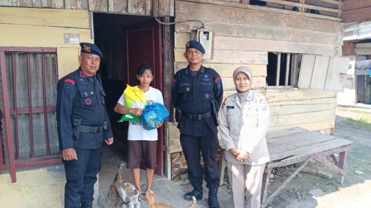 Jum'at Berkah, Personil Den Gegana Sat Brimob Polda Sumut Bagikan Sembako Bagi Warga Kurang Mampu