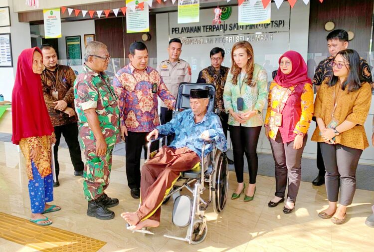 Jumat Berkah, Sisi Humanis PN Sei Rampah Serahkan Bantuan Kursi Roda bersama TNI-Polri