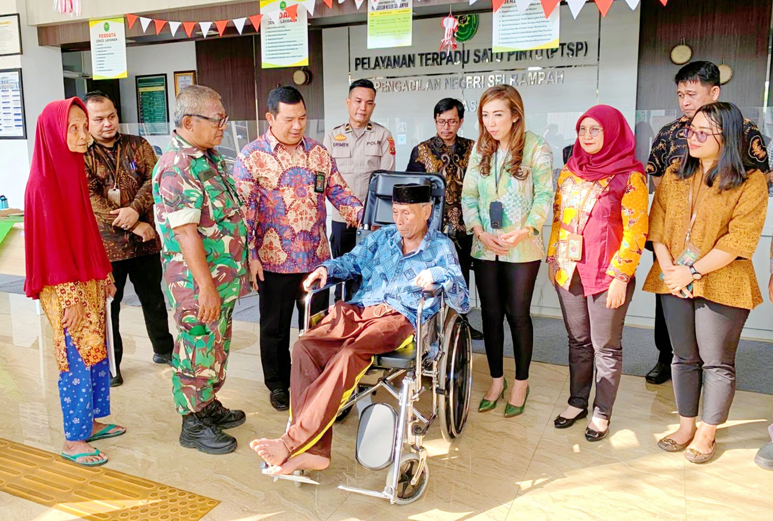 Jumat Berkah, Sisi Humanis PN Sei Rampah Serahkan Bantuan Kursi Roda bersama TNI-Polri