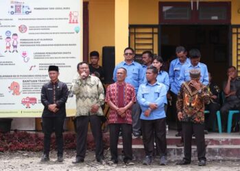 Franc Bernhard Tumanggor Bupati Pakpak Bharat Serahkan Traktor di Desa Kuta Dame