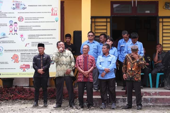 Franc Bernhard Tumanggor Bupati Pakpak Bharat Serahkan Traktor di Desa Kuta Dame Franc Bernhard Tumanggor Bupati Pakpak Bharat Serahkan Traktor di Desa Kuta Dame