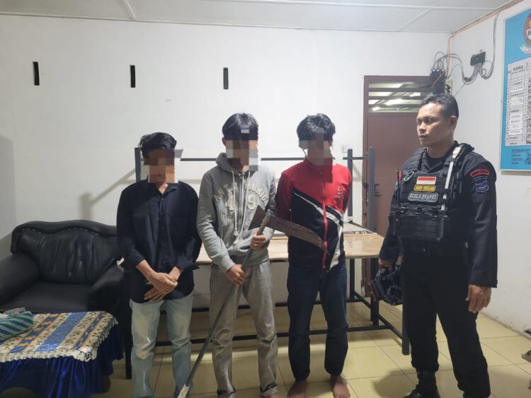 Personil Den 45 Anti Anarkis POH Kapolda Sumut Amankan 3 Pemuda Bawa Sajam