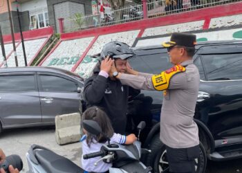 Polres Taput Bagikan Helm ke Sejumlah Pengendara Motor Peringati HUT Lantas Ke-69
