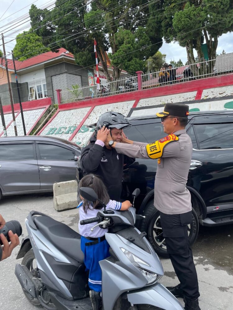 Polres Taput Bagikan Helm ke Sejumlah Pengendara Motor Peringati HUT Lantas Ke-69